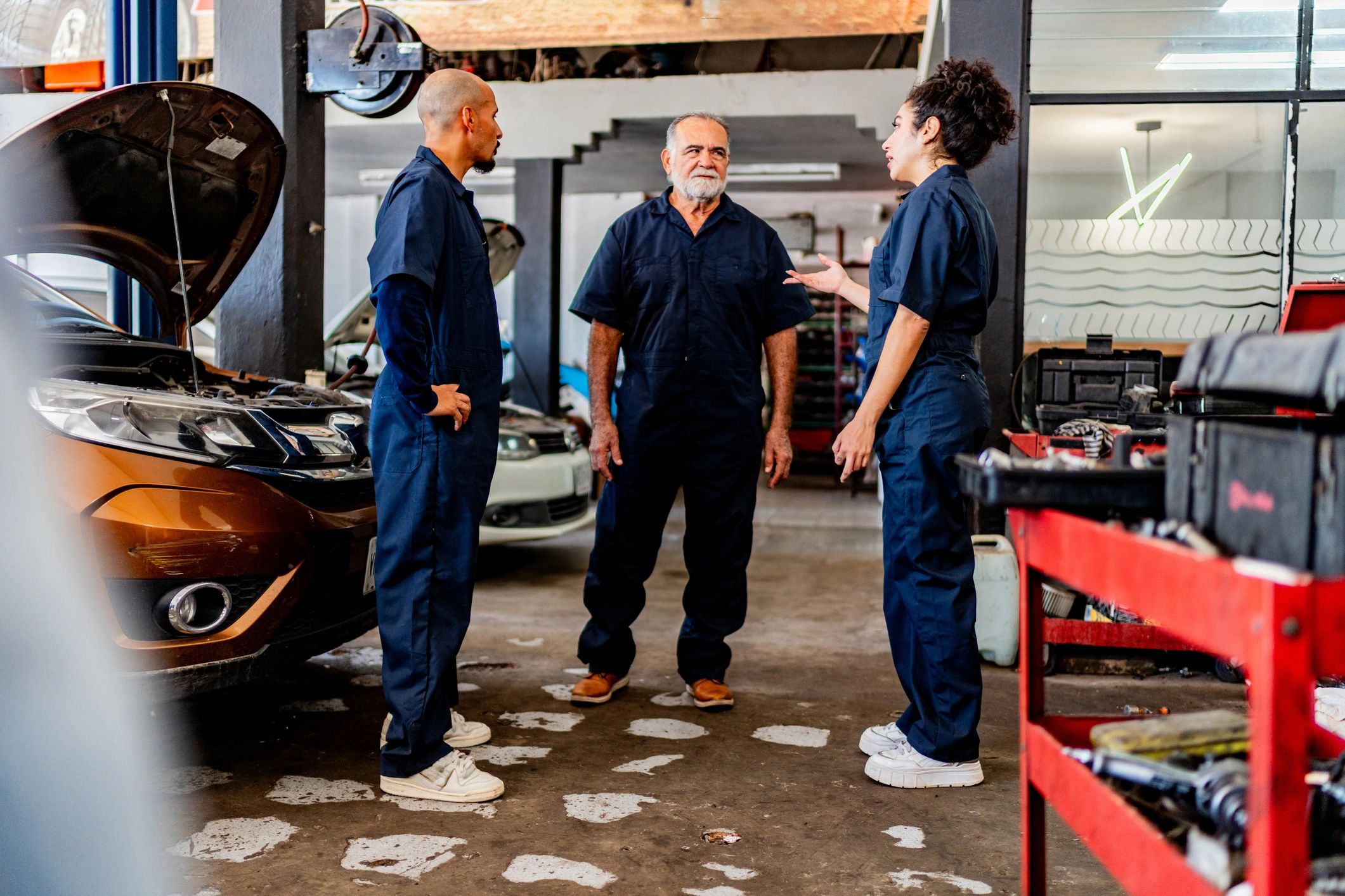 Off-road workshop team discussing a vehicle service